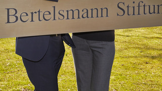 Schild mit dem Schriftzug "Bertelsmann Stiftung"